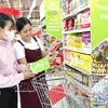 Customers buy coconut candy from Cau Ke Coconut Processing Co., Ltd. at GO! Tra Vinh Supermarket in Vinh Long province (Photo: VNA)