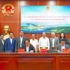 Chairman of the People's Committee of Ca Mau province, Lu Quang Ngoi (left), and founder of China's Pacific Construction Group Yan Jiehe, sign a memorandum of cooperation. (Photo: VNA)