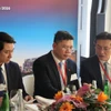 Deputy Minister of Foreign Affairs Le Anh Tuan (far left) and Hoang Nguyen Dinh, Vice Chairman of the Ho Chi Minh City People’s Committee (centre), at a meeting during their working trip to attend the WEF Davos 2026. (Photo: VNA)