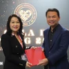 Nguyen Thi Li Le, President of the Vietnamese Business and Entrepreneurs Association in the UK (VBUK), and Nguyen Thanh Vinh, President of the Vietnam Business Association in Belgium (VBAB), exchange an MoU on strengthening cooperation between the two associations. (Photo: VNA)
