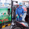 A customer purchases E10 biofuel petrol at a PVOIL station on Thai Thinh street in Hanoi. (Photo: VNA)