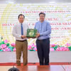 Vice Chairman of the municipal People’s Committee Vuong Quoc Nam and Chairman of the Vietnam–Korea Business and Investment Association Tran Hai Linh pose for a commemorative photo. (Photo: VNA)