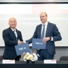 Vu Ba Phu (L), Director of the Vietnam Trade Promotion Agency (VIETRADE), and CEO of RMIT University Vietnam Scott Thompson-Whiteside, exchange the MoU on January 23, 2026. (Photo: RMIT) )