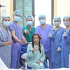 Doctors and nurses of Viet Duc University Hospital are with the patient who receives the first simultaneous heart-lung transplant in Vietnam. (Photo: Provided by the hospital)