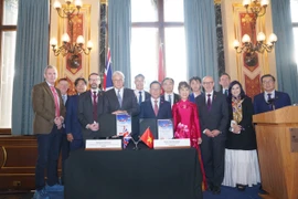 Vietjet CEO Dinh Viet Phuong (centre, right) and Christian Scherer, CEO of the Commercial Aircraft business at Airbus (centre, left) sign a contract for the purchase of 100 A321neo aircraft (Photo: Vietjet).