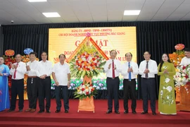 Leaders of Bac Giang ward present flowers to representatives of entrepreneurs at the event (Photo: baobacninhtv.vn)