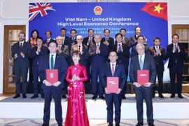  Vietnam’s General Secretary To Lam (centre) witnesses Vietjet exchange the engine purchase agreement with Rolls-Royce at the Vietnam–UK High-Level Economic Conference (Photo: Vietjet). 