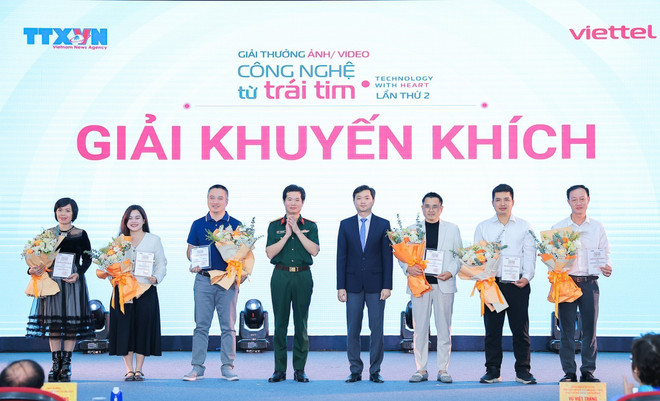 vna-potal-le-trao-giai-thuong-cong-nghe-tu-trai-tim-lan-thu-2-8357804.jpg
