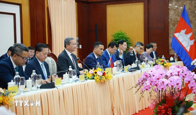 Cambodian Prime Minister Hun Manet (3rd from left) speaks at the talks with Vietnamese PM Pham Minh Chinh on December 8. (Photo: VNA)