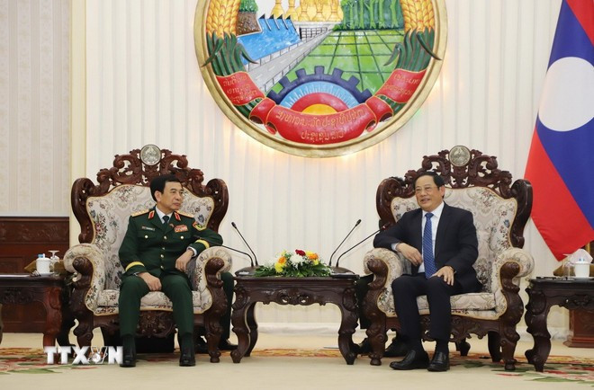 Vietnamese Minister of National Defence General Phan Van Giang (L) and Lao Prime Minister Sonexay Siphandone at their meeting in Vientiane on October 14 (Photo: VNA)