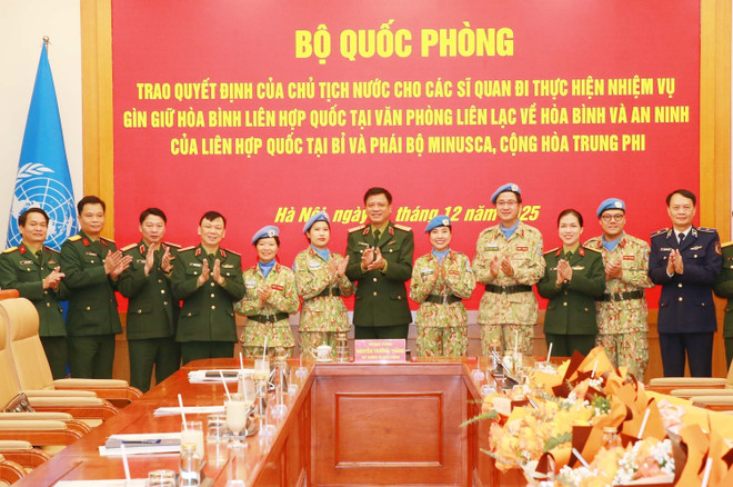 vna-potal-trao-quyet-dinh-cho-cac-si-quan-di-thuc-hien-nhiem-vu-gin-giu-hoa-binh-lien-hop-quoc-8505207-1.jpg