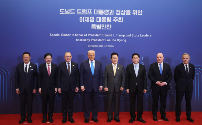 President Luong Cuong (third, right) poses for a group photo with leaders of the Asia-Pacific Economic Cooperation (APEC) economies at the 32nd APEC Economic Leaders' Week in Gyeongju, the Republic of Korea, on October 29, 2025. (Photo: VNA)