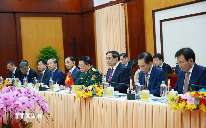 Prime Minister Pham Minh Chinh (3rd from right) at the talks with his Cambodian counterpart Hun Manet on December 8 (Photo: VNA)
