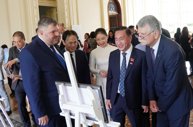 Speaker of the Hungarian National Assembly Kover Laszlo (first, from right) and delegates visit the photo exhibition. (Photo: VNA) vna-potal-chu-tich-quoc-hoi-hungary-du-khai-mac-trien-lam-anh-ve-thanh-pho-ho-chi-minh-dau-the-ky-xx-8348134.jpg