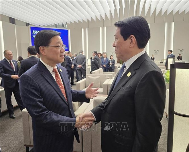 State President Luong Cuong meets with Chief Executive of the Hong Kong Special Administrative Region John Lee Ka-chiu. (Photo: VNA) uuidacb65aff-2ad9-4660-8794-68ed8fad7f94code001library1type1mode1loctruecaptrue.jpg