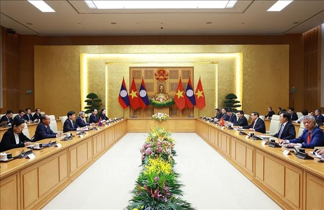 The meeting between Prime Minister Pham Minh Chinh and Party General Secretary and President of Laos Thongloun Sisoulith in Hanoi on October 24 (Photo: VNA)