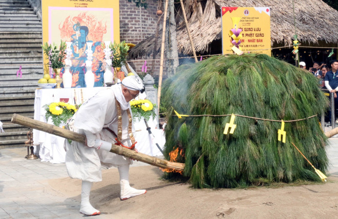 The Japanese Buddhist delegation perform the sacred fire Goma ritual, which intends to overcome difficulties and fulfill wishes. (Photo: VNA) vna-potal-le-hoi-giao-luu-van-hoa-phat-giao-viet-nam-va-nhat-ban-8411259.jpg