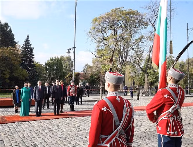 2-to-lam-bulgaria-vna.jpg