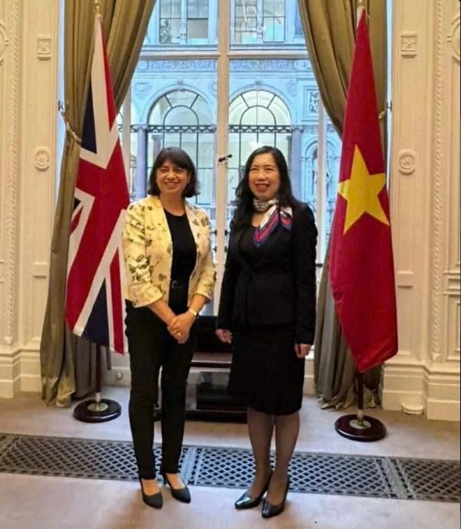 Deputy Minister of Foreign Affairs Le Thi Thu Hang (right) and British Parliamentary Under-Secretary of State for Indo-Pacific Seema Malhotra. (Photo: VNA) capture.jpg