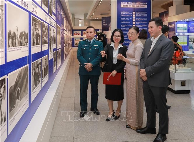 Visitors to the exhibition. (Photo: VNA) trung-bay5-081225.jpg