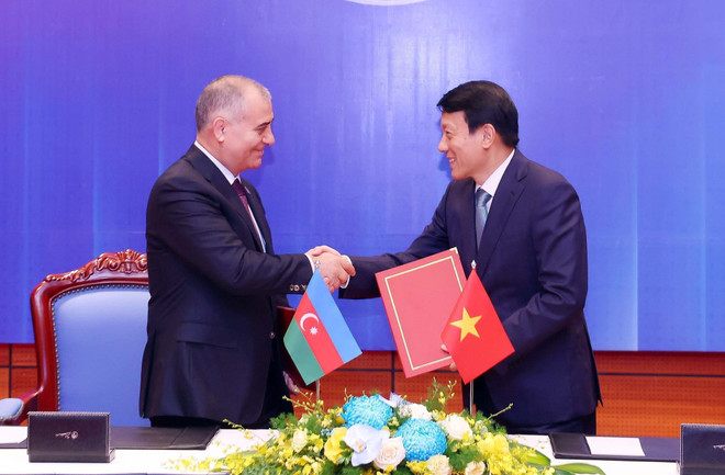 Minister of Public Security General Luong Tam Quang (R) and Azerbaijani Chief of the State Security Service Ali Naghiyev. (Photo: VNA) luong-tam-quang-azerbaijan-ali-nagiyev-vna.jpg