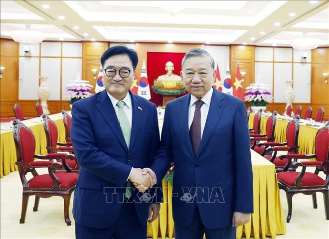Party General Secretary To Lam (R) receives Speaker of the Republic of Korea's National Assembly Woo Won Shik in Hanoi on November 21. (Photo: VNA)