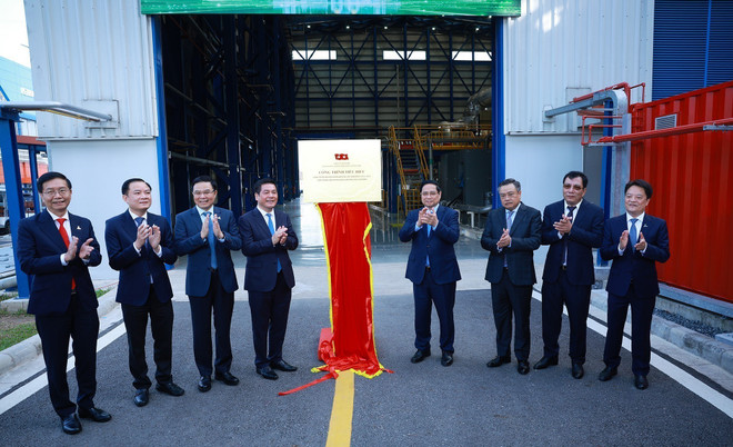 PM Pham Minh Chinh (fourth, right) attends a ceremony marking the inauguration and commercial operation of the complex of Nhon Trach 3 and 4 power thermal plants in Dong Nai province on December 14, 2025 (Photo: VNA) pm2.jpg
