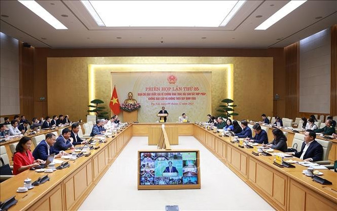 Prime Minister Pham Minh Chinh (centre) chairs the 25th meeting of the National Steering Committee for Combating Illegal, Unreported and Unregulated (IUU) Fishing. (Photo: VNA) ban-chi-dao-quoc-gia.jpg