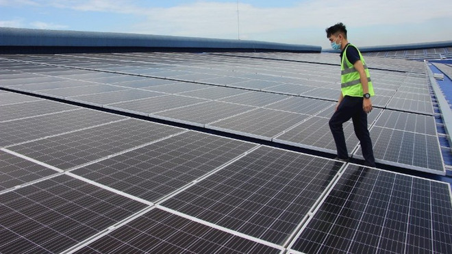 A Ho Chi Minh City company installs solar rooftop panels (Photo: nhandan.vn) jp.jpg