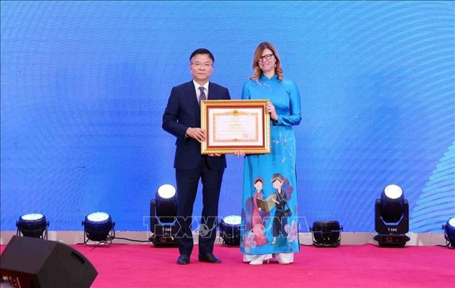 pm-certificate-of-merit-unicef-vna.jpg