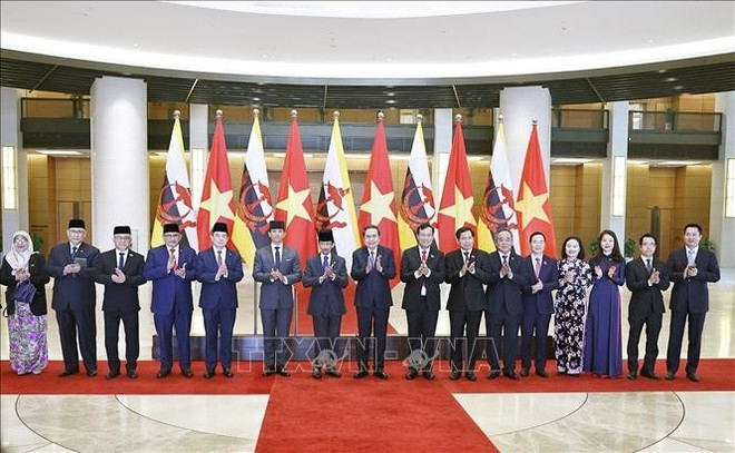 Chairman of the National Assembly Tran Thanh Man, Sultan of Brunei Haji Hassanal Bolkiah, and other officials at the two leaders' meeting in Hanoi on December 1. (Photo: VNA)