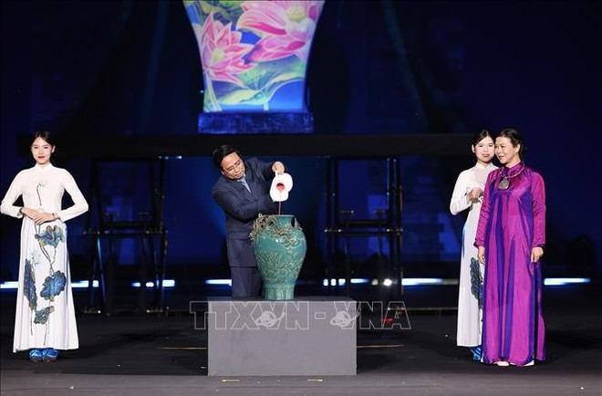 PM Pham Minh Chinh engages in a ceremonial painting of traditional five-colour ceramics. (Photo: VNA)