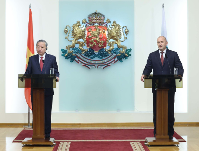 Party General Secretary To Lam (left) and Bulgarian President Rumen Radev at a press conference in Sofia on October 23. (Photo: VNA)