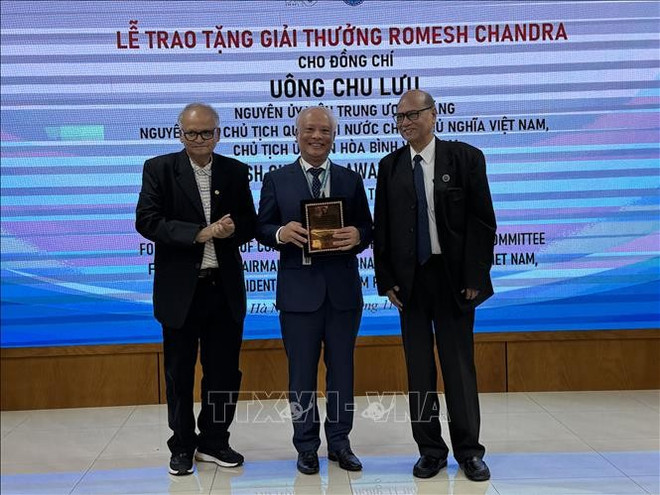 Representatives from the All India Peace and Solidarity Organisations present the award to Uong Chu Luu (Photo: VNA) hp.jpg