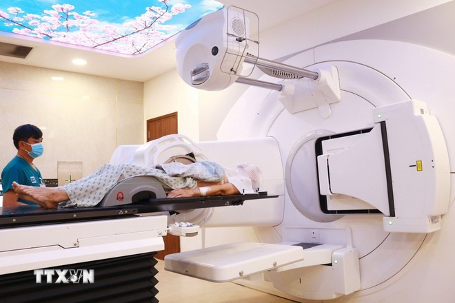 Modern machinery and equipment used in the diagnosis and treatment of cancer (Photo: VNA) xa-tri-2.jpg