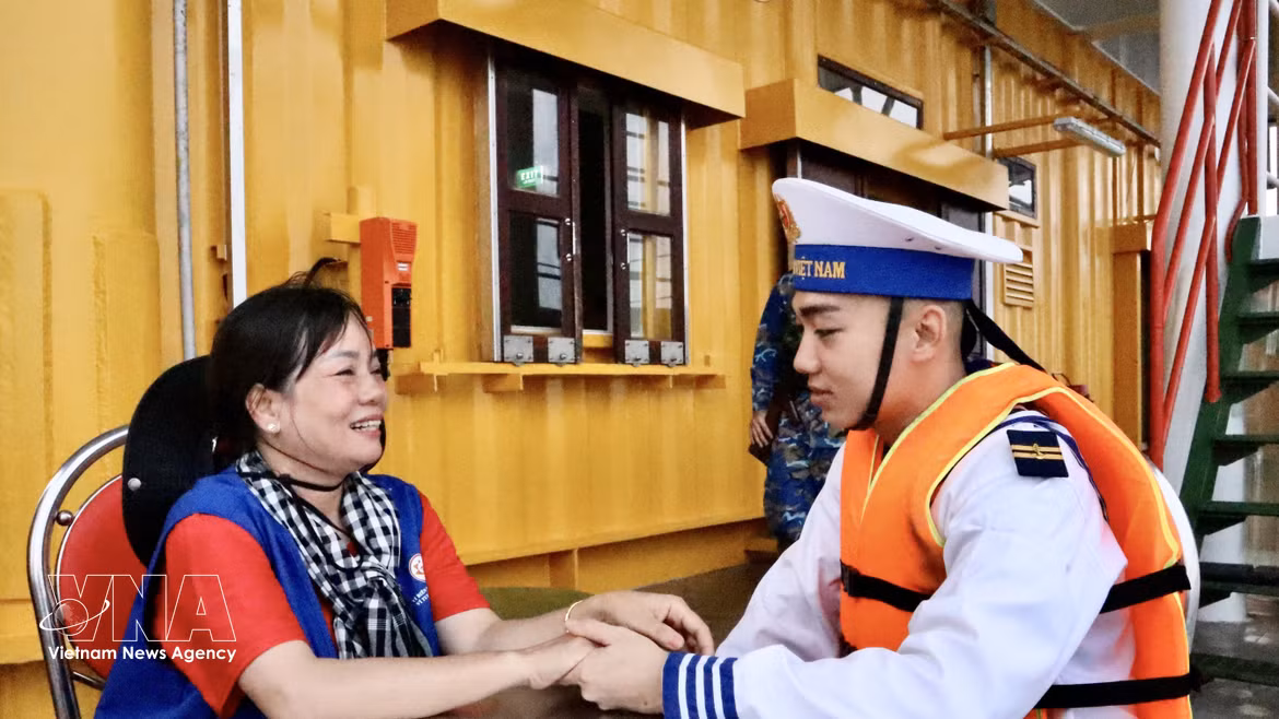 Family reunions lift spirits among soldiers on offshore platform