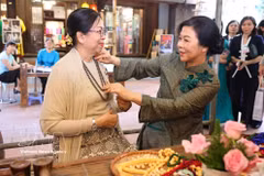 Spouses of Vietnamese Party and State leader, and Myanmar President visit Van Phuc Silk Village