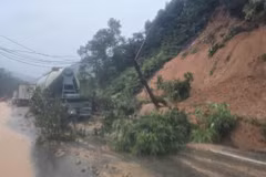 Floods, landslides threaten central Vietnam, cold spell hits north