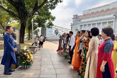 Overseas Vietnamese in Singapore, Thailand pay tribute to President Ho Chi Minh on National Day