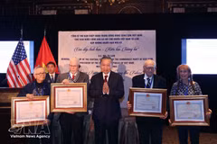 Party General Secretary and President meets American friends