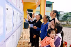 Top legislator inspects election preparations in Nghe An