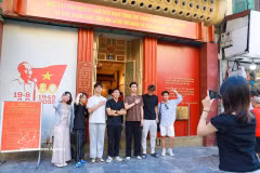 Large crowds visit 48 Hang Ngang street relic site in Hanoi on National Day 