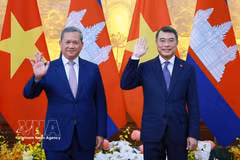 PM Le Minh Hung hosts official welcome ceremony for Cambodian counterpart