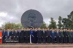 Top Vietnamese leader pays tribute to President Ho Chi Minh in Moscow