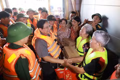 PM directs flood relief efforts in Thai Nguyen province, visits affected residents