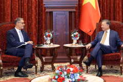 Top leader receives outgoing French Ambassador