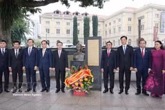Key leader pays tribute to President Ho Chi Minh in Singapore