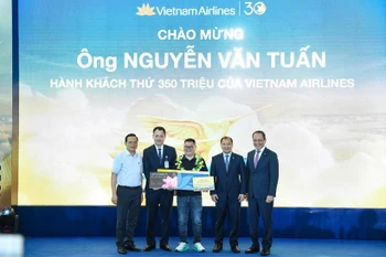 Passenger Nguyen Van Tuan is the lucky 350 millionth traveller, flying on Vietnam Airlines flight VN1541 from Hanoi to Hue. (Photo: VNA)