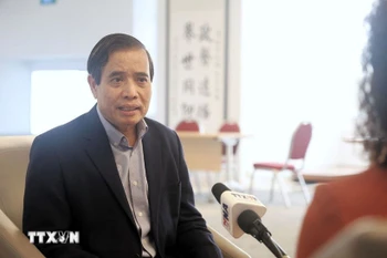 Professor Vu Minh Khuong speaks in an interview with Vietnam News Agency reporters. (Photo: VNA)