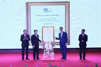 Jonathan Wallace Baker, UNESCO Representative in Vietnam (right), presents the UNESCO Global Geopark Certificate for Lang Son to the provincial leadership. (Photo: VNA)